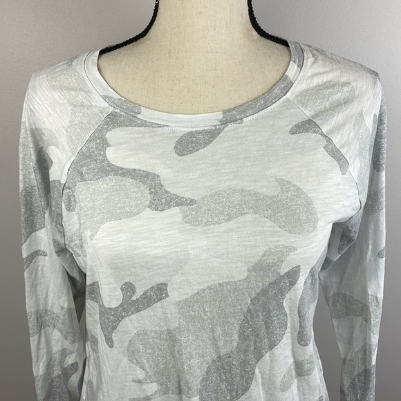 Hollister Must Have Collection M Long Sleeve Shirt White/Gray Soft and Comfy - Picture 2 of 10